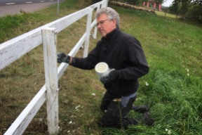 Sven-Arne hjälpte till att måla staket